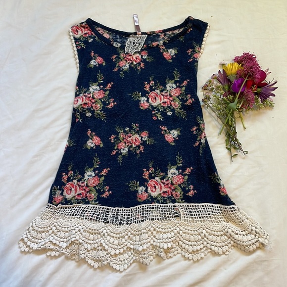 Boho Petite Floral Tank with Lace Hem size S - Picture 2 of 6